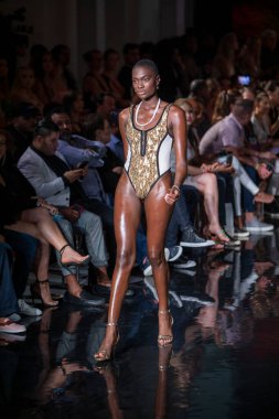 Bir model, Miami Beach 'teki Faena Forum' da Sanat, Kalpler, Moda Yüzme Haftası sırasında Tasarımcı Sharnel Guy Mayo Gösterisi için podyumda yürüyor.