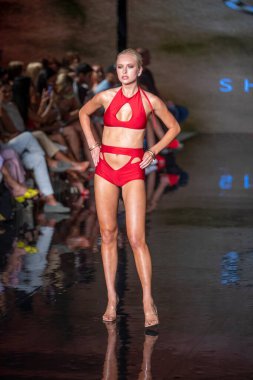 Bir model, Miami Beach 'teki Faena Forum' da Sanat, Kalpler, Moda Yüzme Haftası sırasında Tasarımcı Sharnel Guy Mayo Gösterisi için podyumda yürüyor.