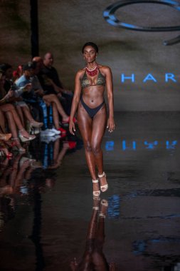 Bir model, Miami Beach 'teki Faena Forum' da Sanat, Kalpler, Moda Yüzme Haftası sırasında Tasarımcı Sharnel Guy Mayo Gösterisi için podyumda yürüyor.