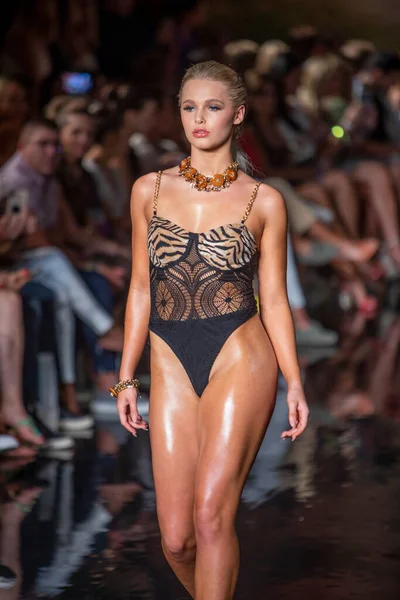 Una Modelo Camina Por Pasarela Del Designer Sharnel Guy Swimwear — Foto de Stock