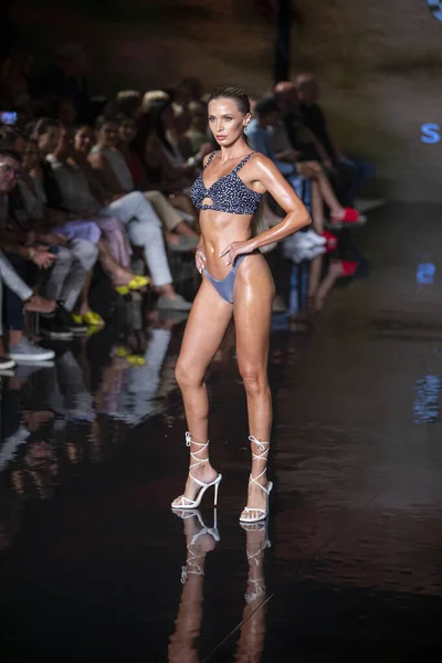 Modelka Spaceruje Pasie Startowym Designer Sharnel Guy Swimwear Fashion Show — Zdjęcie stockowe