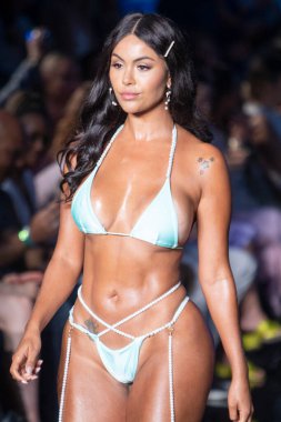 Bir model, Miami Beach 'teki Faena Forum' da Sanat, Kalpler, Moda Yüzme Haftası sırasında OMG Mayo Moda Şovu için podyumda yürüyor.