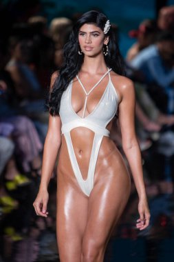 Bir model, Miami Beach 'teki Faena Forum' da Sanat, Kalpler, Moda Yüzme Haftası sırasında OMG Mayo Moda Şovu için podyumda yürüyor.