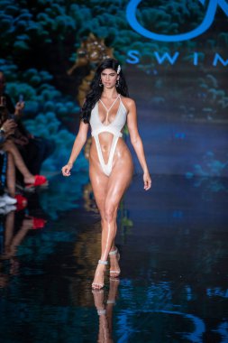 Bir model, Miami Beach 'teki Faena Forum' da Sanat, Kalpler, Moda Yüzme Haftası sırasında OMG Mayo Moda Şovu için podyumda yürüyor.