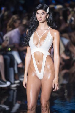 Bir model, Miami Beach 'teki Faena Forum' da Sanat, Kalpler, Moda Yüzme Haftası sırasında OMG Mayo Moda Şovu için podyumda yürüyor.
