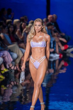 7-8-2021 'de Miami Plajı Faena Forum' unda Sanat, Kalpler, Moda Yüzme Haftası sırasında OMG Mayo Moda Şovu için podyumda bir manken yürüyor.