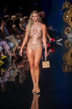 7-8-2021 'de Miami Plajı Faena Forum' unda Sanat, Kalpler, Moda Yüzme Haftası sırasında OMG Mayo Moda Şovu için podyumda bir manken yürüyor.