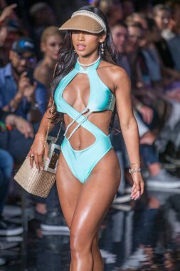 7-8-2021 'de Miami Plajı Faena Forum' unda Sanat, Kalpler, Moda Yüzme Haftası sırasında OMG Mayo Moda Şovu için podyumda bir manken yürüyor.