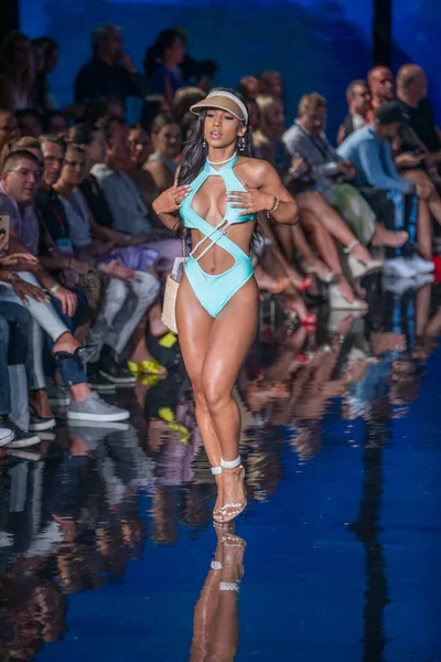 Модель Проходить Злітно Посадковій Смузі Omg Swimwear Fashion Show Під — стокове фото