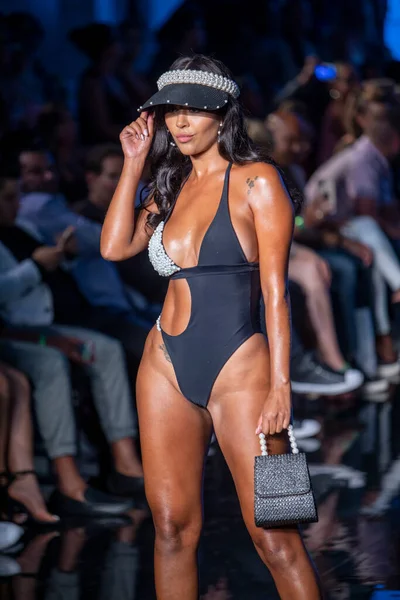 7-8-2021 'de Miami Plajı Faena Forum' unda Sanat, Kalpler, Moda Yüzme Haftası sırasında OMG Mayo Moda Şovu için podyumda bir manken yürüyor.