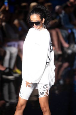 Bir model, 7-8-2021 'de Miami Beach' teki Faena Forum 'da Sanat, Kalpler, Moda Yüzme Haftası sırasında Tasarımcı Adam Saakks Mayo Gösterisi için podyumda yürüyor.