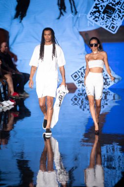 Bir model, 7-8-2021 'de Miami Beach' teki Faena Forum 'da Sanat, Kalpler, Moda Yüzme Haftası sırasında Tasarımcı Adam Saakks Mayo Gösterisi için podyumda yürüyor.