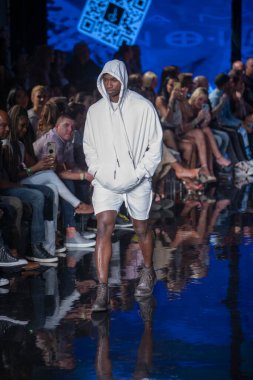 Bir model, 7-8-2021 'de Miami Beach' teki Faena Forum 'da Sanat, Kalpler, Moda Yüzme Haftası sırasında Tasarımcı Adam Saakks Mayo Gösterisi için podyumda yürüyor.