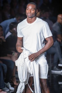 Bir model, 7-8-2021 'de Miami Beach' teki Faena Forum 'da Sanat, Kalpler, Moda Yüzme Haftası sırasında Tasarımcı Adam Saakks Mayo Gösterisi için podyumda yürüyor.