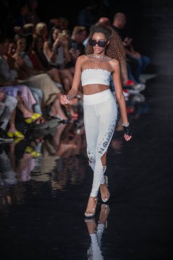 Bir model, 7-8-2021 'de Miami Beach' teki Faena Forum 'da Sanat, Kalpler, Moda Yüzme Haftası sırasında Tasarımcı Adam Saakks Mayo Gösterisi için podyumda yürüyor.