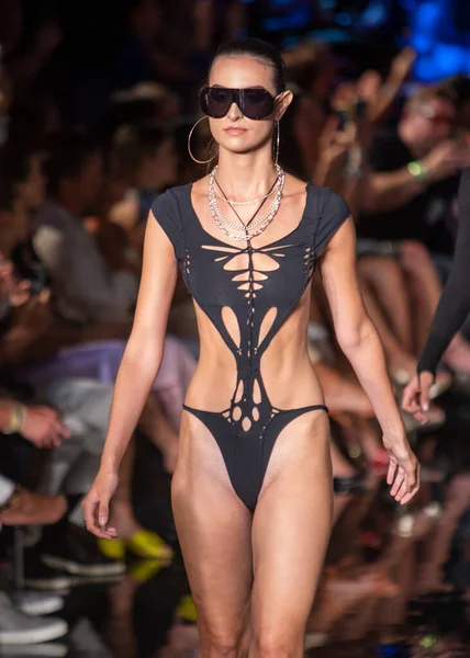 모델은 디자이너 Adam Saakks Swimwear Fashion Show 활주로를 2021 포럼에서 — 스톡 사진