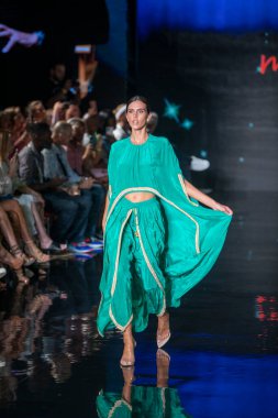 Sanat, Kalpler, Moda Yüzme Haftası sırasında JSquad Swimwear Moda Şovu 'nun Modacı Manish Vaid' i için Miami Plajı 'ndaki Faena Forum' da bir model yürüyor.