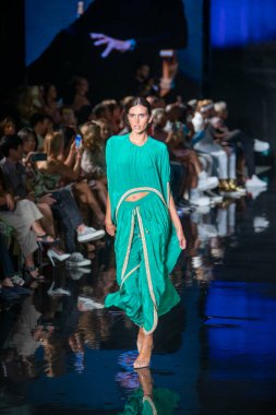 Sanat, Kalpler, Moda Yüzme Haftası sırasında JSquad Swimwear Moda Şovu 'nun Modacı Manish Vaid' i için Miami Plajı 'ndaki Faena Forum' da bir model yürüyor.