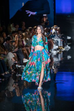 Sanat, Kalpler, Moda Yüzme Haftası sırasında JSquad Swimwear Moda Şovu 'nun Modacı Manish Vaid' i için Miami Plajı 'ndaki Faena Forum' da bir model yürüyor.