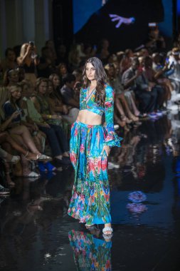 Sanat, Kalpler, Moda Yüzme Haftası sırasında JSquad Swimwear Moda Şovu 'nun Modacı Manish Vaid' i için Miami Plajı 'ndaki Faena Forum' da bir model yürüyor.