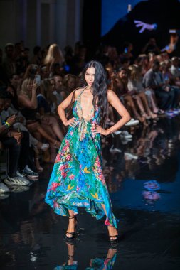 Sanat, Kalpler, Moda Yüzme Haftası sırasında JSquad Swimwear Moda Şovu 'nun Modacı Manish Vaid' i için Miami Plajı 'ndaki Faena Forum' da bir model yürüyor.