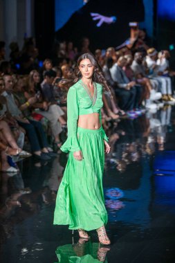 Sanat, Kalpler, Moda Yüzme Haftası sırasında JSquad Swimwear Moda Şovu 'nun Modacı Manish Vaid' i için Miami Plajı 'ndaki Faena Forum' da bir model yürüyor.