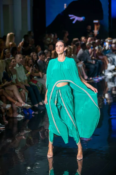 Sanat, Kalpler, Moda Yüzme Haftası sırasında JSquad Swimwear Moda Şovu 'nun Modacı Manish Vaid' i için Miami Plajı 'ndaki Faena Forum' da bir model yürüyor.