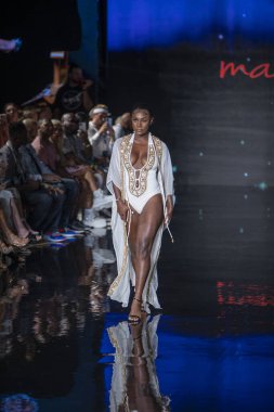 Sanat, Kalpler, Moda Yüzme Haftası sırasında JSquad Swimwear Moda Şovu 'nun Modacı Manish Vaid' i için Miami Plajı 'ndaki Faena Forum' da bir model yürüyor.