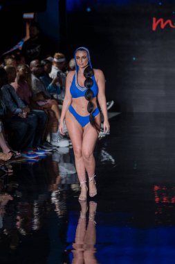 Sanat, Kalpler, Moda Yüzme Haftası sırasında JSquad Swimwear Moda Şovu 'nun Modacı Manish Vaid' i için Miami Plajı 'ndaki Faena Forum' da bir model yürüyor.