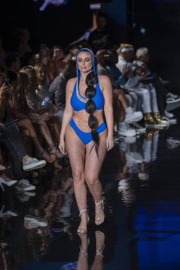 Sanat, Kalpler, Moda Yüzme Haftası sırasında JSquad Swimwear Moda Şovu 'nun Modacı Manish Vaid' i için Miami Plajı 'ndaki Faena Forum' da bir model yürüyor.
