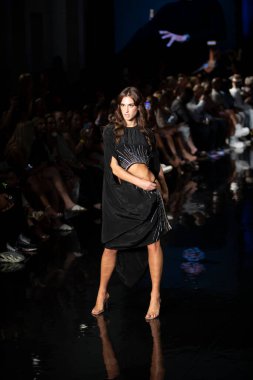 Sanat, Kalpler, Moda Yüzme Haftası sırasında JSquad Swimwear Moda Şovu 'nun Modacı Manish Vaid' i için Miami Plajı 'ndaki Faena Forum' da bir model yürüyor.