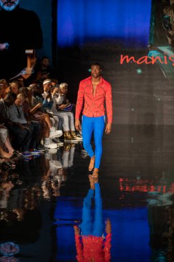 Sanat, Kalpler, Moda Yüzme Haftası sırasında JSquad Swimwear Moda Şovu 'nun Modacı Manish Vaid' i için Miami Plajı 'ndaki Faena Forum' da bir model yürüyor.