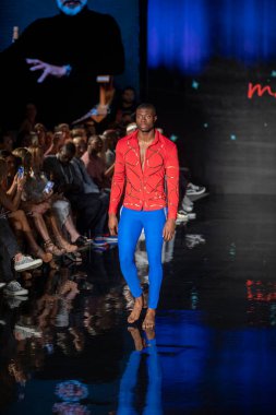 Sanat, Kalpler, Moda Yüzme Haftası sırasında JSquad Swimwear Moda Şovu 'nun Modacı Manish Vaid' i için Miami Plajı 'ndaki Faena Forum' da bir model yürüyor.