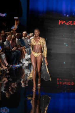Sanat, Kalpler, Moda Yüzme Haftası sırasında JSquad Swimwear Moda Şovu 'nun Modacı Manish Vaid' i için Miami Plajı 'ndaki Faena Forum' da bir model yürüyor.