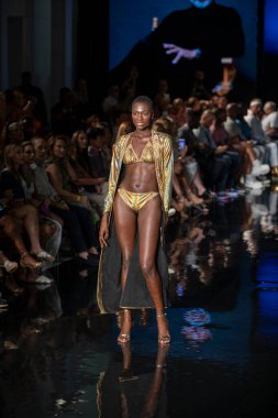 Sanat, Kalpler, Moda Yüzme Haftası sırasında JSquad Swimwear Moda Şovu 'nun Modacı Manish Vaid' i için Miami Plajı 'ndaki Faena Forum' da bir model yürüyor.
