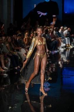Sanat, Kalpler, Moda Yüzme Haftası sırasında JSquad Swimwear Moda Şovu 'nun Modacı Manish Vaid' i için Miami Plajı 'ndaki Faena Forum' da bir model yürüyor.