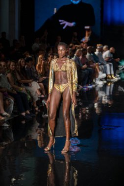 Sanat, Kalpler, Moda Yüzme Haftası sırasında JSquad Swimwear Moda Şovu 'nun Modacı Manish Vaid' i için Miami Plajı 'ndaki Faena Forum' da bir model yürüyor.