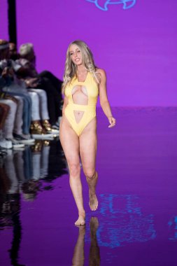 Bir model, Miami Beach 'teki Faena Forum' da Sanat, Kalpler, Moda Yüzme Haftası sırasında Dori Mayo Moda Şovunu İzleyen Tasarımcı için podyumda yürüyor.