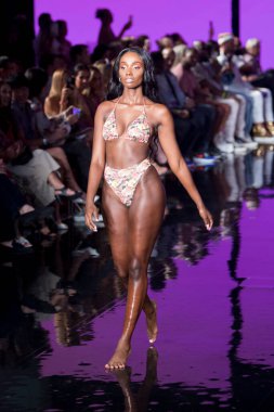 Bir model, Miami Beach 'teki Faena Forum' da Sanat, Kalpler, Moda Yüzme Haftası sırasında Dori Mayo Moda Şovunu İzleyen Tasarımcı için podyumda yürüyor.