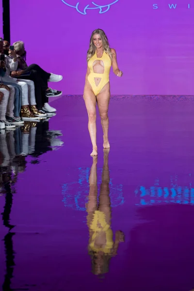 Een Model Loopt Startbaan Voor Ontwerper Dori Swimwear Fashion Show — Stockfoto
