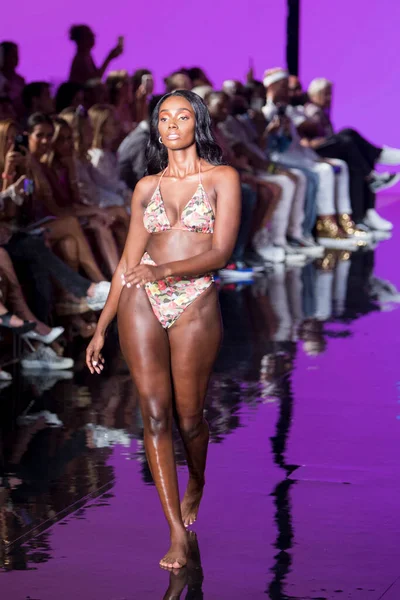 Bir model, Miami Beach 'teki Faena Forum' da Sanat, Kalpler, Moda Yüzme Haftası sırasında Dori Mayo Moda Şovunu İzleyen Tasarımcı için podyumda yürüyor.