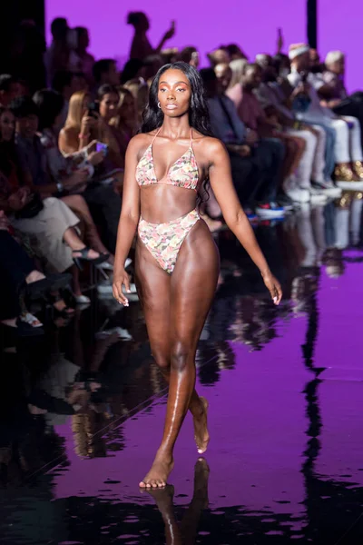 Bir model, Miami Beach 'teki Faena Forum' da Sanat, Kalpler, Moda Yüzme Haftası sırasında Dori Mayo Moda Şovunu İzleyen Tasarımcı için podyumda yürüyor.