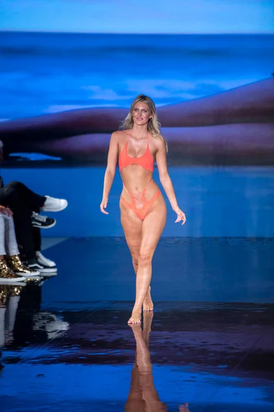 Modelo Caminha Passarela Designer Seguindo Dori Swimwear Fashion Show Durante — Fotografia de Stock