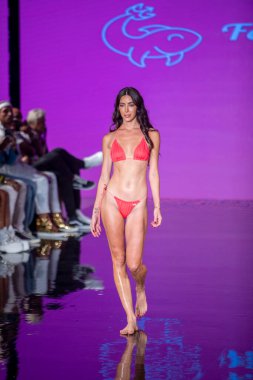 Bir model, Miami Beach 'teki Faena Forum' da Sanat, Kalpler, Moda Yüzme Haftası sırasında Dori Mayo Moda Şovunu İzleyen Tasarımcı için podyumda yürüyor.