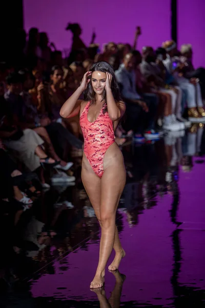 在艺术 时尚游泳周期间 一名模特在迈阿密海滩法耶纳论坛举办的多莉泳衣时装秀之后走上了设计人的跑道 — 图库照片