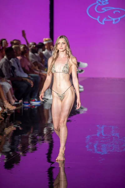 Model Walks Runway Designer Dori Swimwear Fashion Show Art Hearts — Stock Photo, Image