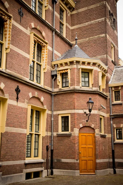 Puerta de un antiguo edificio en La Haya — Foto de Stock