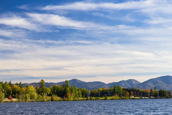 Lago espejo en Lake Placid, Nueva York . — Foto de Stock