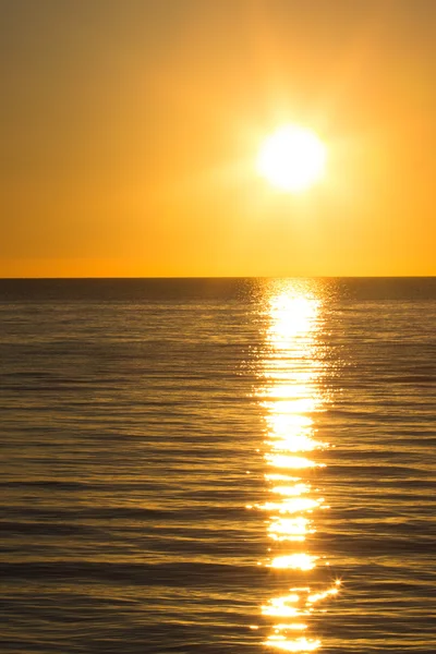 Pôr do sol sobre o oceano — Fotografia de Stock