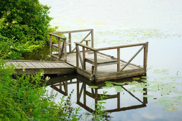 Красивый пейзаж озера в Швеции — стоковое фото